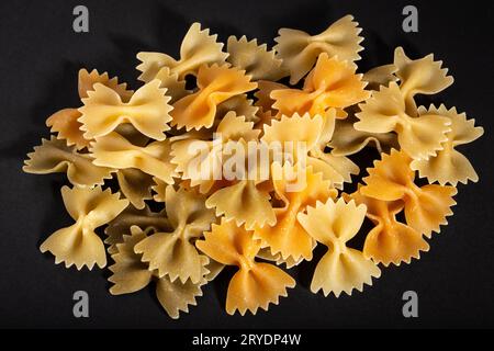 Rohe Pasta mit Schleife. Farfalle Stockfoto
