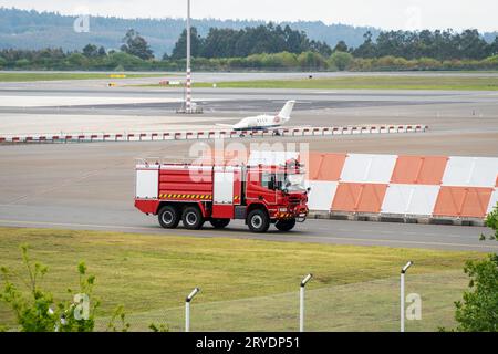 Feuerwehrauto auf Landeplatz Flughafen Stockfoto