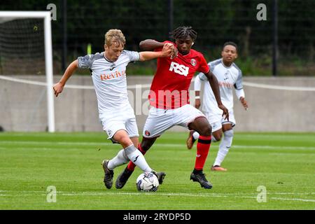 Swansea, Wales. 30. September 2023. Jacob Cook aus Swansea City kämpft am 30. September 2023 mit Alan Mwamba von Charlton Athletic in der Swansea City Academy in Swansea, Wales, Vereinigtes Königreich um Besitz während des Spiels der U18 Professional Development League zwischen Swansea City und Charlton Athletic. Quelle: Duncan Thomas/Majestic Media. Stockfoto