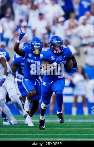 Lexington, Kentucky, USA. September 2023 30. Kentucky Wildcats Running Back Ray Davis (1) läuft für einen Touchdown im ersten Quartal gegen die University of Florida.die Kentucky Wildcats veranstalteten die Florida Gators auf dem Kroger Field in Lexington. (Bild: © Richard Dole/ZUMA Press Wire) NUR REDAKTIONELLE VERWENDUNG! Nicht für kommerzielle ZWECKE! Stockfoto