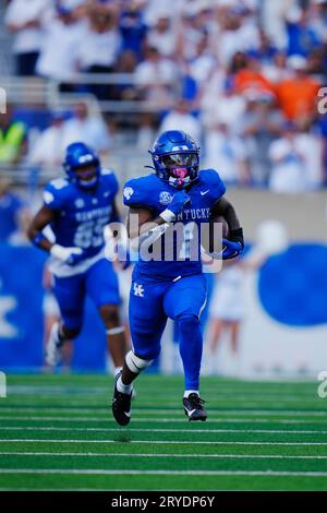 Lexington, Kentucky, USA. September 2023 30. Kentucky Wildcats Running Back Ray Davis (1) läuft für einen Touchdown im ersten Quartal gegen die University of Florida.die Kentucky Wildcats veranstalteten die Florida Gators auf dem Kroger Field in Lexington. (Bild: © Richard Dole/ZUMA Press Wire) NUR REDAKTIONELLE VERWENDUNG! Nicht für kommerzielle ZWECKE! Stockfoto