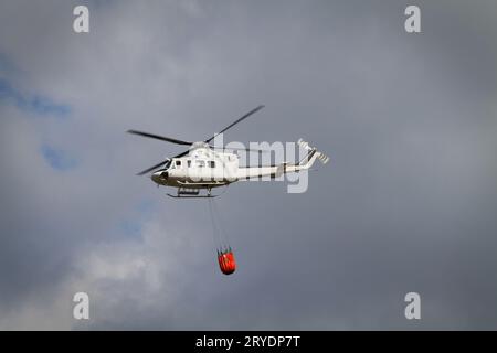 Feuerlöschhubschrauber mit bambi Korb Stockfoto