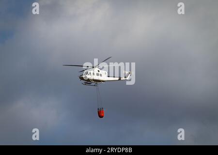 Feuerlöschhubschrauber mit bambi Korb Stockfoto