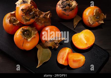 Persimmon-Stillleben in der Tiefen Stockfoto