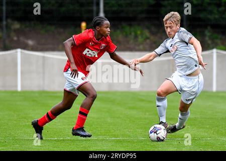 Swansea, Wales. 30. September 2023. Ibrahim Fullah von Charlton Athletic Vies for Possession mit Jacob Cook aus Swansea City während des Spiels der U18 Professional Development League zwischen Swansea City und Charlton Athletic an der Swansea City Academy in Swansea, Wales, UK am 30. September 2023. Quelle: Duncan Thomas/Majestic Media. Stockfoto