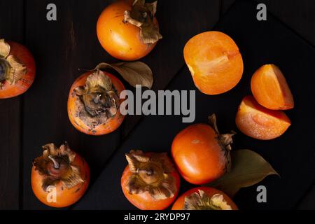 Persimmon-Stillleben in der Tiefen Stockfoto