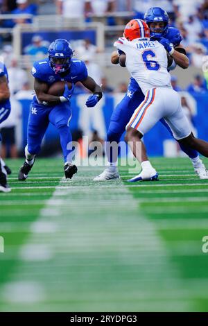 Lexington, Kentucky, USA. September 2023 30. Kentucky Wildcats Running Back Ray Davis (1) läuft gegen die University of Florida. Die Kentucky Wildcats veranstalteten die Florida Gators auf dem Kroger Field in Lexington. (Bild: © Richard Dole/ZUMA Press Wire) NUR REDAKTIONELLE VERWENDUNG! Nicht für kommerzielle ZWECKE! Stockfoto