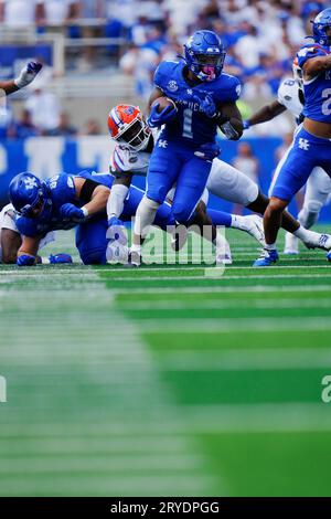 Lexington, Kentucky, USA. September 2023 30. Kentucky Wildcats Running Back Ray Davis (1) läuft gegen die University of Florida. Die Kentucky Wildcats veranstalteten die Florida Gators auf dem Kroger Field in Lexington. (Bild: © Richard Dole/ZUMA Press Wire) NUR REDAKTIONELLE VERWENDUNG! Nicht für kommerzielle ZWECKE! Stockfoto