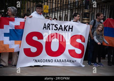 London, Großbritannien. September 2023 30. Ein Demonstrant hält ein großes SOS-Banner während der Kundgebung beim Pro-Berg-Karabach-Protest in London. Ziel der Kampagne ist es, die Wiedereingliederung Aserbaidschans in Berg-Karabach anzuprangern und die Sorge um die Bewohner der Region zum Ausdruck zu bringen. (Foto: Loredana Sangiuliano/SOPA Images/SIPA USA) Credit: SIPA USA/Alamy Live News Stockfoto