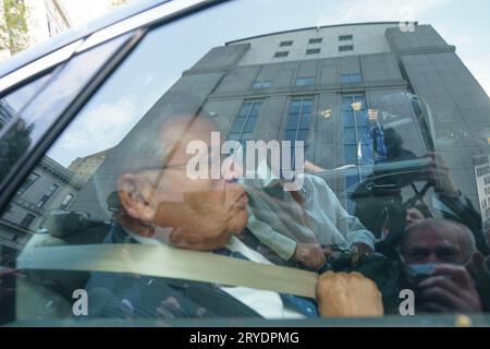 New York, USA. September 2023 27. Der US-Senator, der New Jersey vertritt, Bob Menendez und seine Frau Nadine Arslanian verlassen am 27. September 2023 das Bundesgericht in New York, nachdem er sich für die Anklage wegen Bestechung nicht schuldig erklärt hat. Senator und seine Frau sowie drei weitere Angeklagte wurden von Staatsanwälten des Souther Disctrict of New York arrangiert. (Foto: Lev Radin/SIPA USA) Credit: SIPA USA/Alamy Live News Stockfoto