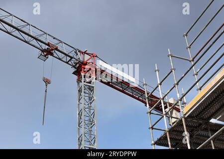 Kran und Gerüst im Hochbau Stockfoto