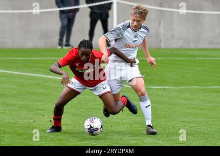 Swansea, Wales. 30. September 2023. Jacob Cook of Swansea City kämpft mit einem Charlton Athletic Spieler während des Spiels der U18 Professional Development League zwischen Swansea City und Charlton Athletic an der Swansea City Academy in Swansea, Wales, UK am 30. September 2023. Quelle: Duncan Thomas/Majestic Media. Stockfoto