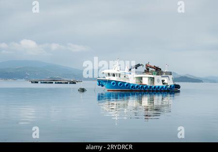 Muschelboot und Muschelbett im Meer. Muschelzucht. Meereslandschaft Stockfoto