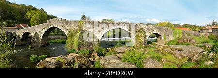 Panoramablick auf Ponte Maceira und seine alte Steinbrücke Stockfoto