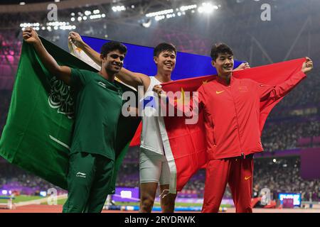 Hangzhou, China. September 2023 30. Hussain Asim M Al Hizam (L) aus Saudi-Arabien, Ernest John Obiena (M) aus den Philippinen, Huang Bokai (R) aus der Volksrepublik China werden während der 19. Asienspiele im Olympia-Sportzentrum von Hangzhou im Finale der Männer mit Pole Vault gesehen. Quelle: SOPA Images Limited/Alamy Live News Stockfoto