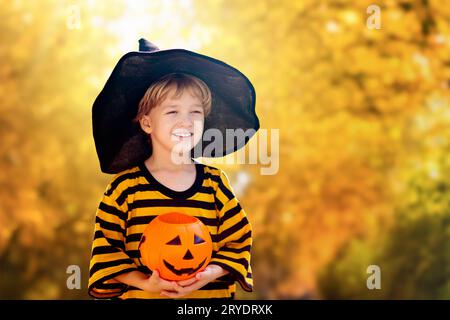 Kinder Trick or Treat in Halloween Kostüm. Kinder in bunten verkleiden sich mit Süßigkeiten Eimer auf Vorstadtstraße. Kleiner Junge und Mädchen Trick oder Behandlung Stockfoto