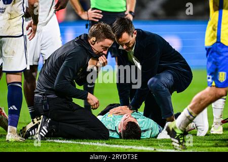 WAALWIJK - schwere Verletzung des RKC Waalwijk-Torhüters Etienne Vaessen während des Eredivisie-Spiels zwischen RKC Waalwijk und Ajax Amsterdam im Mandemakers Stadium am 30. September 2023 in Waalwijk, Niederlande. ANP OLAF KRAAK Stockfoto