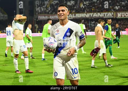 Salerno, Italien. September 2023. Lautaro Martínez vom FC Internazionale feiert mit Teamkollegen, nachdem er am Samstag, den 30. September 2023, im Rahmen des Serie-A-TIM-Spiels zwischen US Salernitana und FC Internazionale im Stadio Arechi, Salerno, Italien, Punkte erzielt hat. Quelle: Nicola Ianuale/Alamy Live News Stockfoto