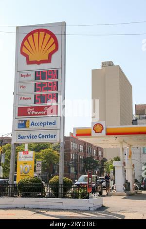 Eine Shell-Tankstelle zeigt am 30. September 2023 Preise von über fünf Dollar pro Gallone an einem Standort auf der Nordseite Chicagos an. Die Gaspreise in Illinois sind um 14 Cent höher als in der Vorwoche, und Illinois zählt zu den zehn teuersten staaten für Benzin. Die Fahrer zahlen mehr, nachdem Saudi-Arabien und seine Verbündeten angekündigt haben, dass sie die Ölproduktion senken werden. (Foto: Alexandra Buxbaum/SIPA USA) Credit: SIPA USA/Alamy Live News Stockfoto