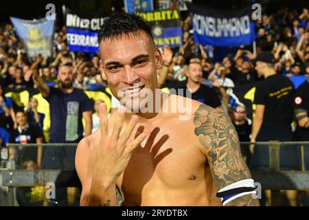 Salerno, Italien. September 2023. Lautaro Martínez vom FC Internazionale feiert, nachdem er am Samstag, den 30. September 2023, ein Tor beim Spiel der Serie A TIM zwischen US Salernitana und FC Internazionale im Stadio Arechi, Salerno, Italien erzielt hat. Quelle: Nicola Ianuale/Alamy Live News Stockfoto