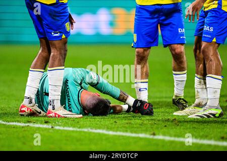 WAALWIJK - schwere Verletzung des RKC Waalwijk-Torhüters Etienne Vaessen während des Eredivisie-Spiels zwischen RKC Waalwijk und Ajax Amsterdam im Mandemakers Stadium am 30. September 2023 in Waalwijk, Niederlande. ANP OLAF KRAAK Stockfoto