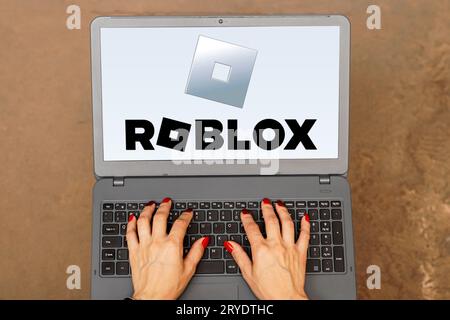 In dieser Abbildung wird das Roblox-Logo auf einem Laptop-Bildschirm angezeigt. Stockfoto