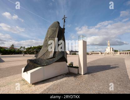 Statue von Papst Johannes Paul II. Vor der Basilika unserer Lieben Frau vom Rosenkranz in Fatima, Portugal Stockfoto