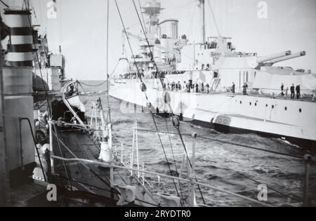 Ein Blick von der HMS Codrington auf das Schiff, das von der HMS Queen Elizabeth im Januar 1937 auf See betankt wurde, während es vor der spanischen Küste operierte. Stockfoto