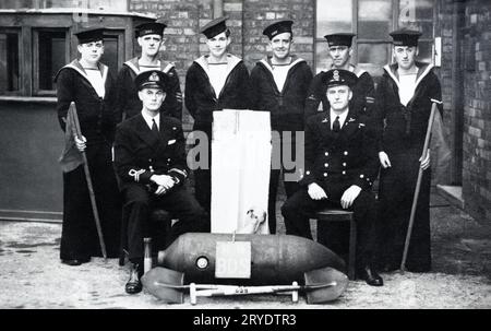 Royal Navy Bomb Disposal Squad mit nicht explodierten Bomben während des Zweiten Weltkriegs. Stockfoto