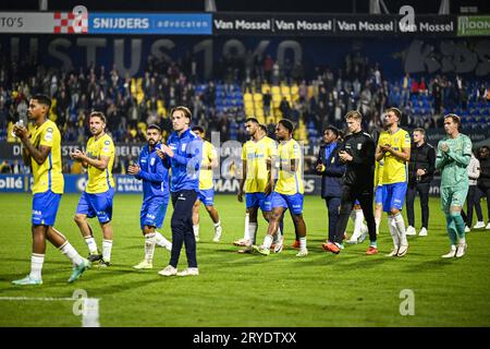 WAALWIJK - Spieler des RKC verlassen das Feld nach der schweren Verletzung von RKC Waalwijk Torhüter Etienne Vaessen während des niederländischen Eredivisie-Spiels zwischen RKC Waalwijk und Ajax Amsterdam im Mandemakers Stadium am 30. September 2023 in Waalwijk, Niederlande. ANP OLAF KRAAK Stockfoto