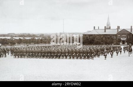 Die Gordon Highlanders auf Parade in Aldershot für eine Inspektion durch den General um 1910. Das Gebäude auf der rechten Seite ist das Hauptquartier des Aldershot-Kommandos. Stockfoto