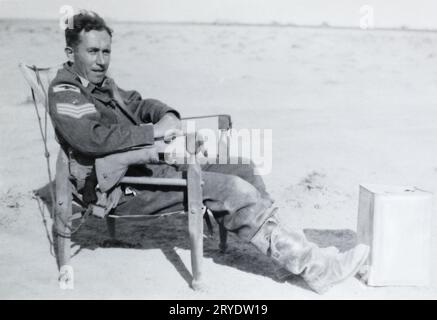 Ein Flugfeldwebel der 55 Squadron Royal Air Force, während er 1942 in Nordafrika diente. Stockfoto