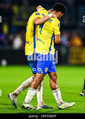WAALWIJK - besiegt von Dario van den Buijs von RKC Waalwijk und Shawn Adewoye von RKC Waalwijk nach einer schweren Verletzung von RKC Waalwijk Torhüter Etienne Vaessen während des niederländischen Eredivisie Spiels zwischen RKC Waalwijk und Ajax Amsterdam im Mandemakers Stadium am 30. September 2023 in Waalwijk. ANP OLAF KRAAK Stockfoto