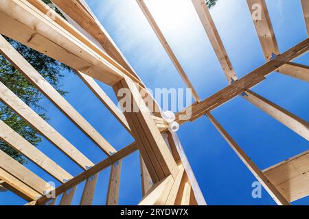 Wood Made House Skeleton Frame Building und der blaue Himmel. Baustellendesign. Stockfoto