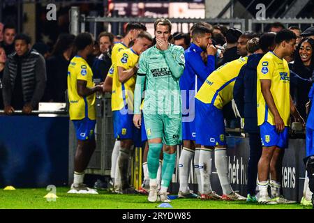 WAALWIJK - Niederlage gegen ARKC Waalwijk Torhüter Mark Spenkelink nach der schweren Verletzung von RKC Waalwijk Torhüter Etienne Vaessen während des niederländischen Eredivisie-Spiels zwischen RKC Waalwijk und Ajax Amsterdam im Mandemakers Stadium am 30. September 2023 in Waalwijk, Niederlande. ANP OLAF KRAAK Stockfoto