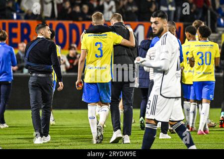 WAALWIJK - Verwüstung für Dario van den Buijs vom RKC Waalwijk nach der schweren Verletzung von RKC Waalwijk Torhüter Etienne Vaessen während des niederländischen Eredivisie-Spiels zwischen RKC Waalwijk und Ajax Amsterdam im Mandemakers Stadium am 30. September 2023 in Waalwijk, Niederlande. ANP OLAF KRAAK Stockfoto