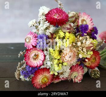 Strauß getrockneter Blumen auf dem Tisch Stockfoto