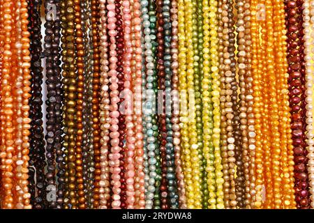 Kette aus farbenfrohen Perlen im Einzelhandel Stockfoto