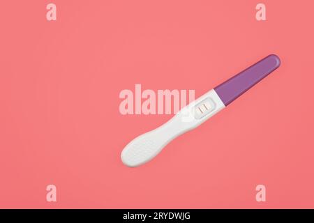 Nahaufnahme positiver Schwangerschaftstest über Pink Stockfoto