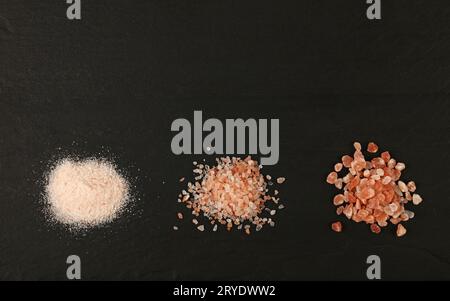 Drei verschiedene rosa Himalaya-Salze über Schwarz Stockfoto