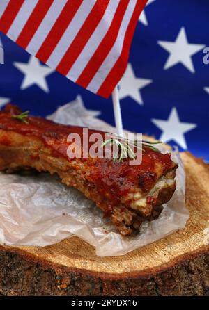 Schweinerippchen in BBQ Soße über amerikanische Flagge Stockfoto