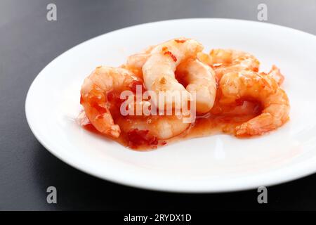 Eine Portion Garnelen mit Chilisauce auf dem Teller Stockfoto