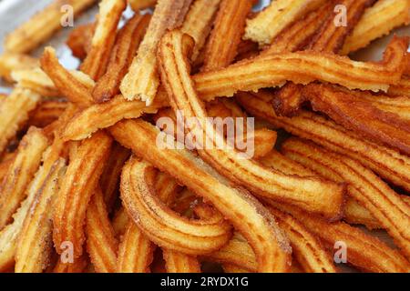 Nahaufnahme süßer, frischer Churros-Snack auf dem Tablett Stockfoto