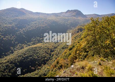 Landschaft mit sonnigem Tal und Berggipfeln aus Sicht der Stadt OPI Stockfoto