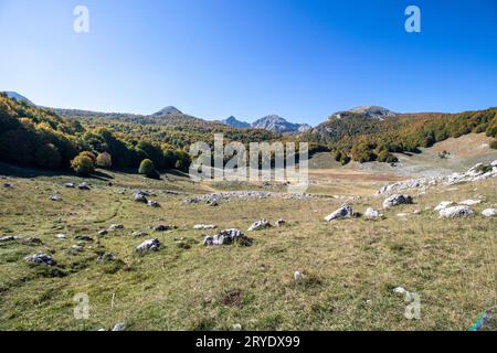 Sonniges Tal im Nationalpark Abruzzen im Herbst Stockfoto