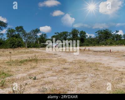 Okavango Delta in Botswana, Buschflughafen auf unbefestigter Strecke, Flugzeug startbereit Stockfoto