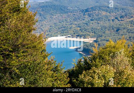 Blick auf den See Montagna Spaccata im Nationalpark Abruzzen Stockfoto