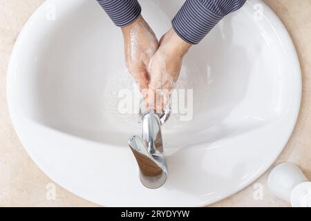 Man wascht die Hände mit Wasser und Seife auf dem Bad .Coronavirus Vorbeugungskonzept Stockfoto