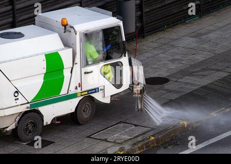 Straßenreinigungsmaschine arbeitet in der Stadt. Stockfoto