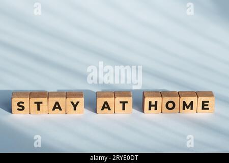 Bleib zu Hause Phrase auf Holzwürfeln Stockfoto